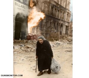 پیرزنی آلمانی در خیابان های برلین بعد از تصرف شهر توسط شوروی-1945
