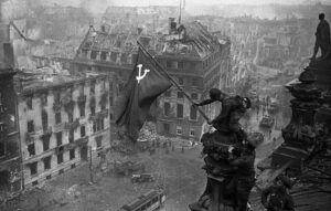 برافراشته شدن پرچم شوروی بر ساختمان رایشتاگ-برلین-2 مه 1945