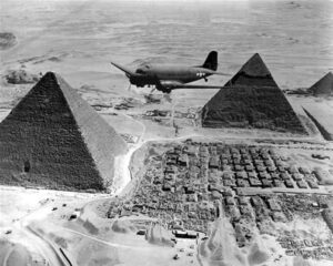 هواپیمای جنگی آمریکا بر فراز اهرام مصر-1943