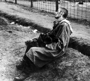 یکی از نجات یافتگان اردوگاه مرگ برگن-بلزن-1945