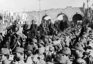 نیروهای سوار ژاپنی در 4 ژانویه 1938 هنگام ورود به نانجینگ چین از زیر دروازه چانگشان عبور می کنند.