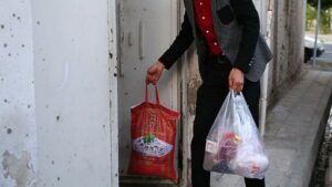 آنها که اموال خود را،شب و روز،پنهان و آشکار،انفاق میکنند،مزدشان نزد پروردگارشان است؛نه ترسی بر آنهاست و نه غمگین میشوند. بقره-274