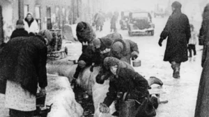 ساکنان لنینگراد در زمستان 1942 در حال جمع آوری آب