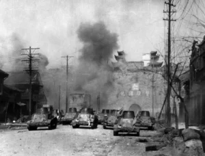 این تصویر یک روز پس از تصرف شهر پایتخت سابق چین در 13 دسامبر 1937 گرفته شده است، این تصویر پیاده نظام پیروز ژاپنی را نشان می دهد که در حال گشت زنی در ساختمانی است که قبلاً وزارت دارایی جمهوری چین در آن قرار داشت.